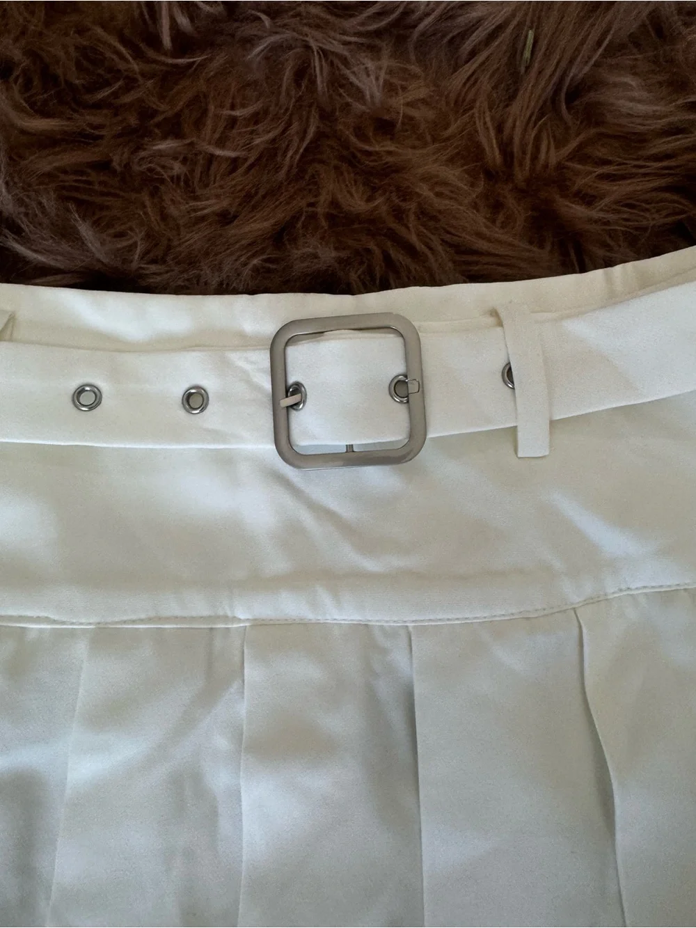 Pleated mini skirt white with buckle belt